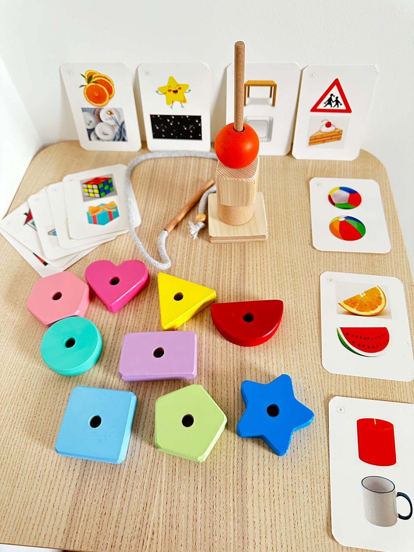Montessori Spielzeug mit Zuordnungskarten