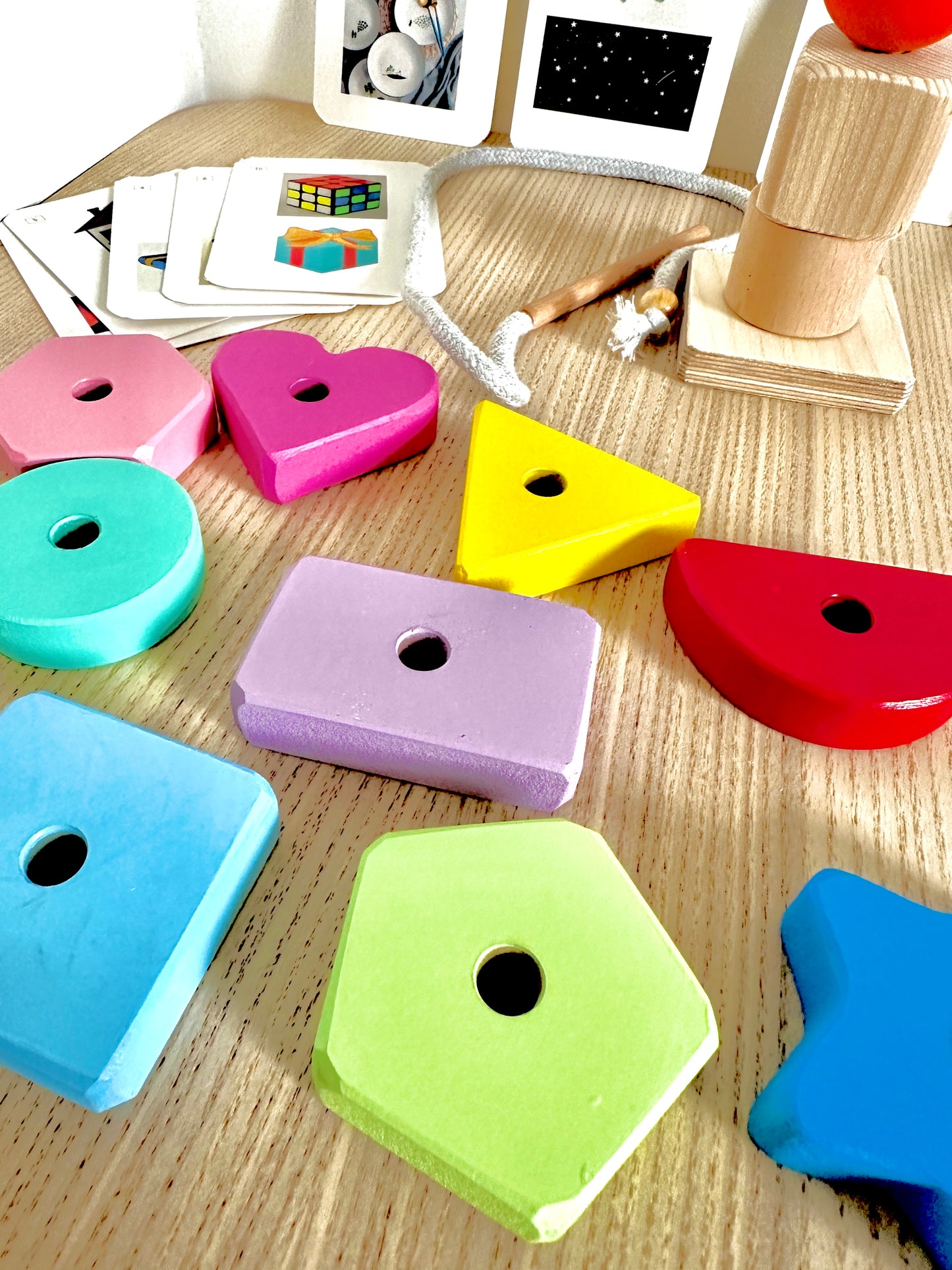 Montessori Spielzeug mit Zuordnungskarten