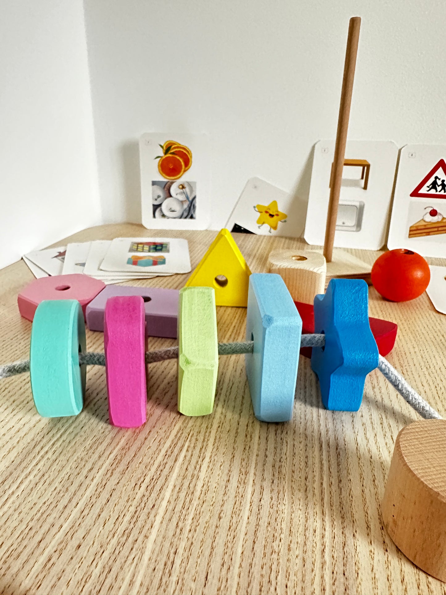 Montessori Spielzeug mit Zuordnungskarten