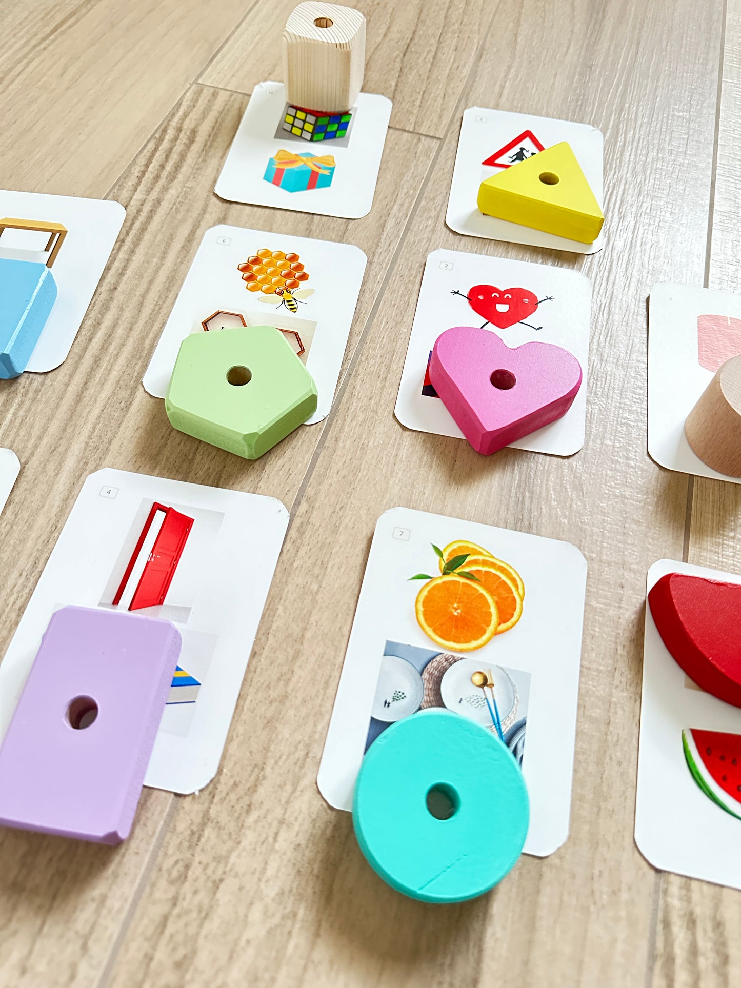 Montessori Spielzeug mit Zuordnungskarten
